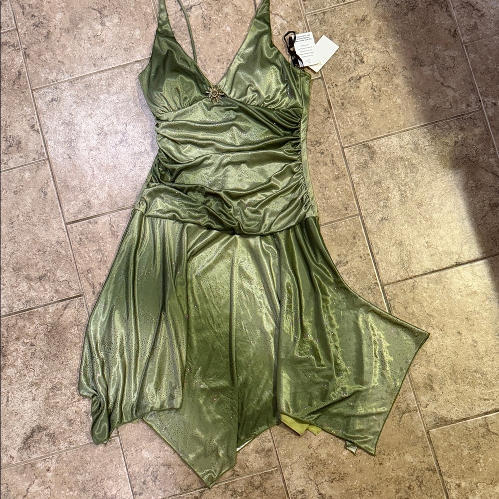 VENUS Elegant Green Midi Dress with Brooch - Picture 5 of 5